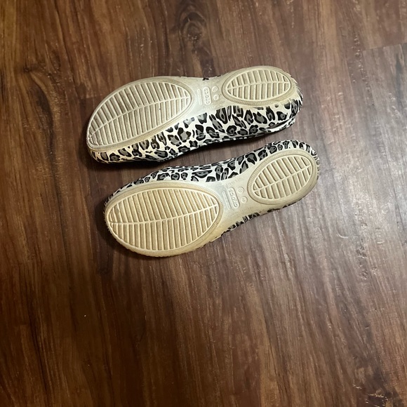 Crocs Woman’s Crocs Leopard Print Flats Size 8W - Picture 3 of 3